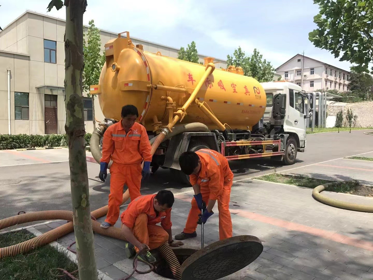 普安管道疏通车停在窨井附近