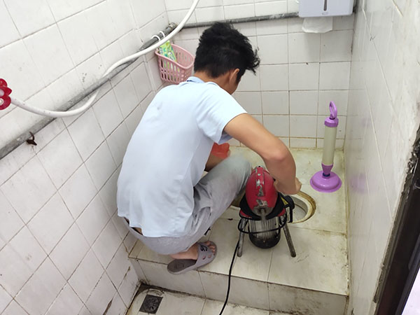 普安管道堵塞冒臭气 专业师傅现场解决问题