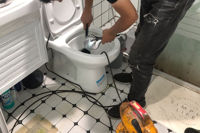 普安马桶堵塞自己疏通还是找师傅?专业上门服务让你省时更省心